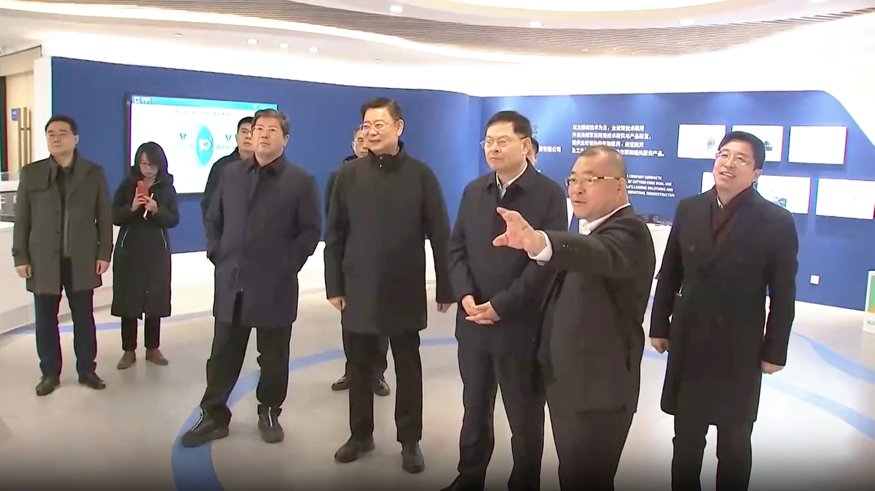 青島市委副書(shū)記、市長(zhǎng)趙豪志調(diào)研青源峰達(dá)太赫茲關(guān)鍵技術(shù)研發(fā)和科技成果轉(zhuǎn)化工作